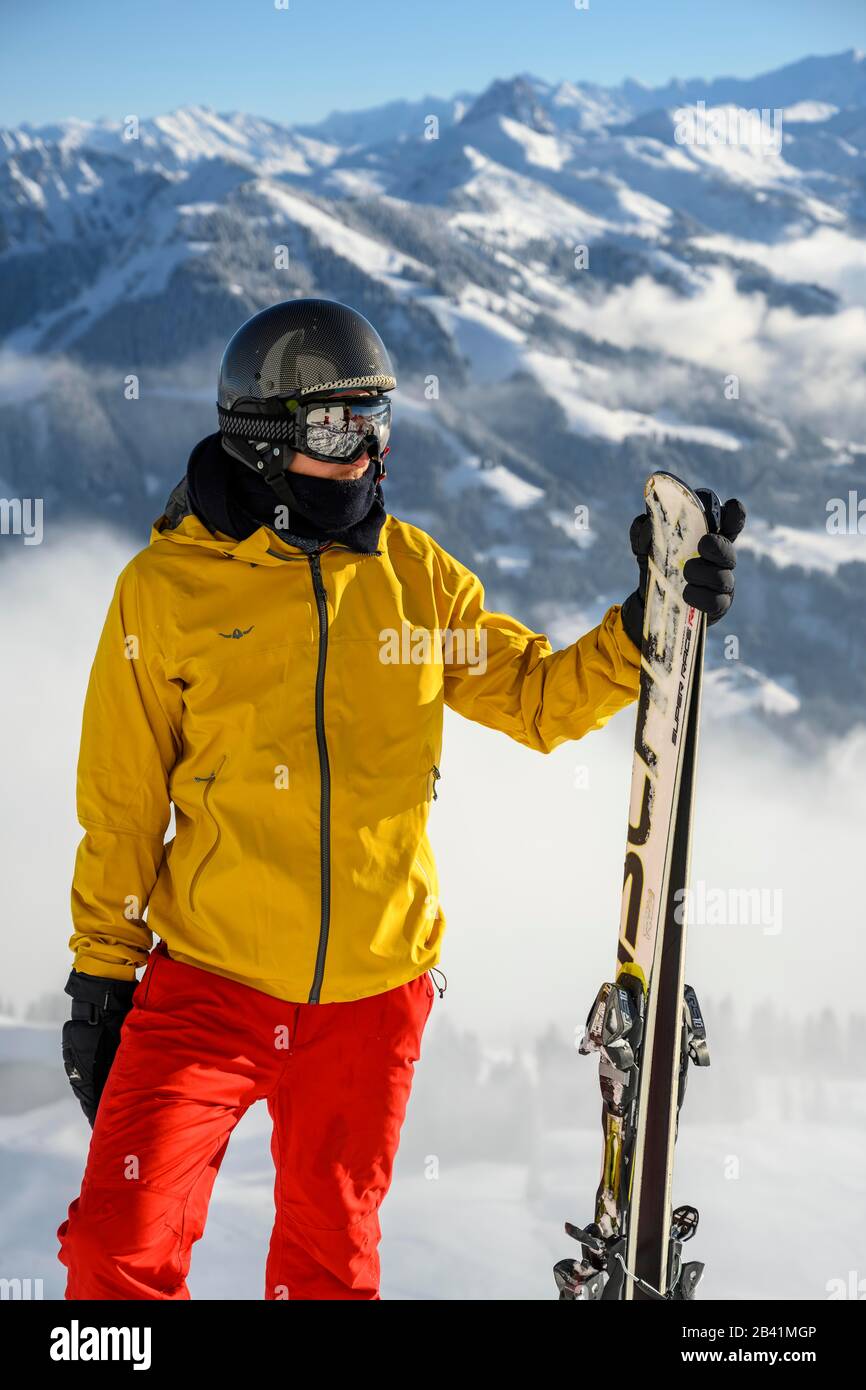 Skifahrer auf der Skipiste mit Blick in die Ferne, Gipfel hohe Salve, SkiWelt Wilder Kaiser Brixenthal, Hochbrixen, Tyrol, Österreich Stockfoto