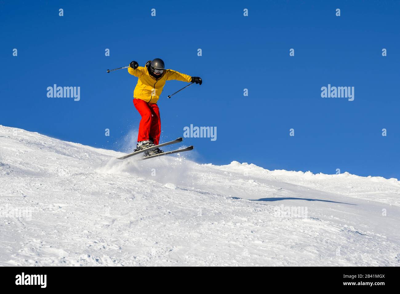 Skifahrer springen auf der Skipiste, Abfahrt hohe Salve, SkiWelt Wilder Kaiser Brixenthal, Hochbrixen, Tyrol, Österreich Stockfoto