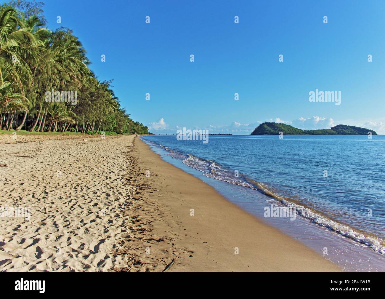 Ein guter Morgen, um den Palm Cove Strand zu genießen, gehen Sie in Richtung Norden zum Anlegesteg mit Blick auf die Double Island Offshore im Coral Sea Stockfoto