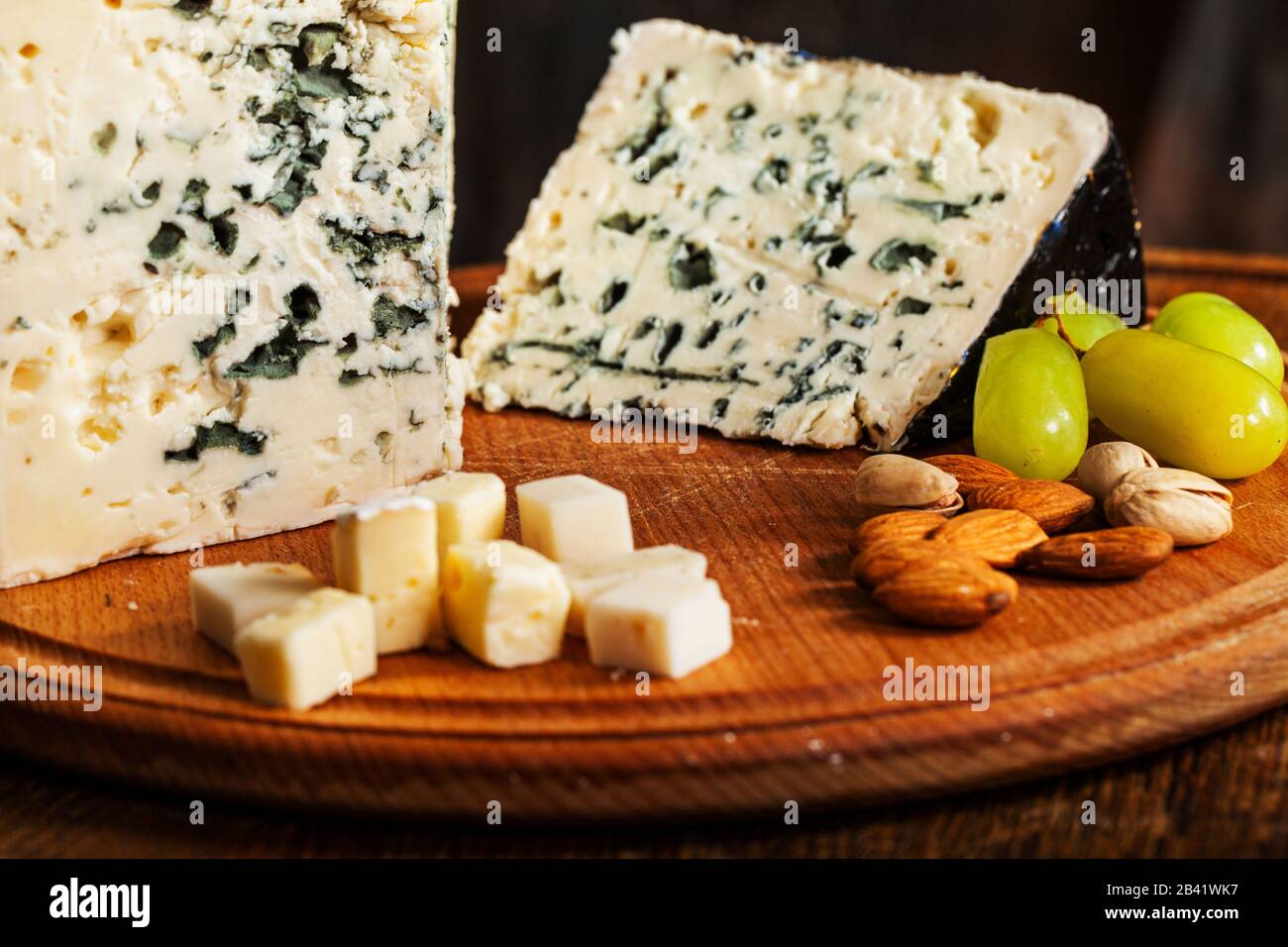 Gorgonzola piccante italienischer Blaukäse, aus unentrahmter Kuhmilch. Stockfoto