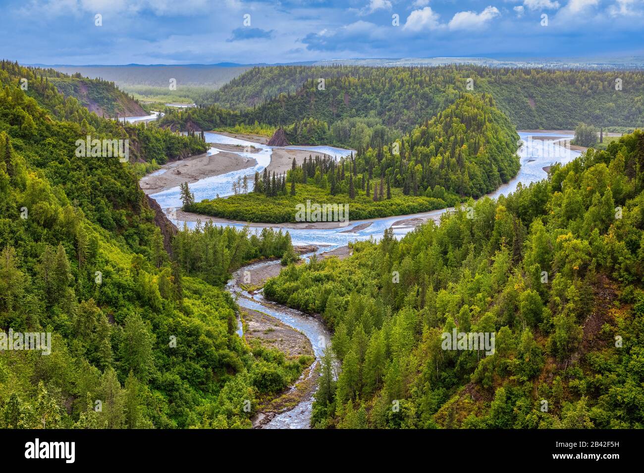 Fluss, Der Durch ein Tal im Boreal Forest, Alaska, USA fließt Stockfoto