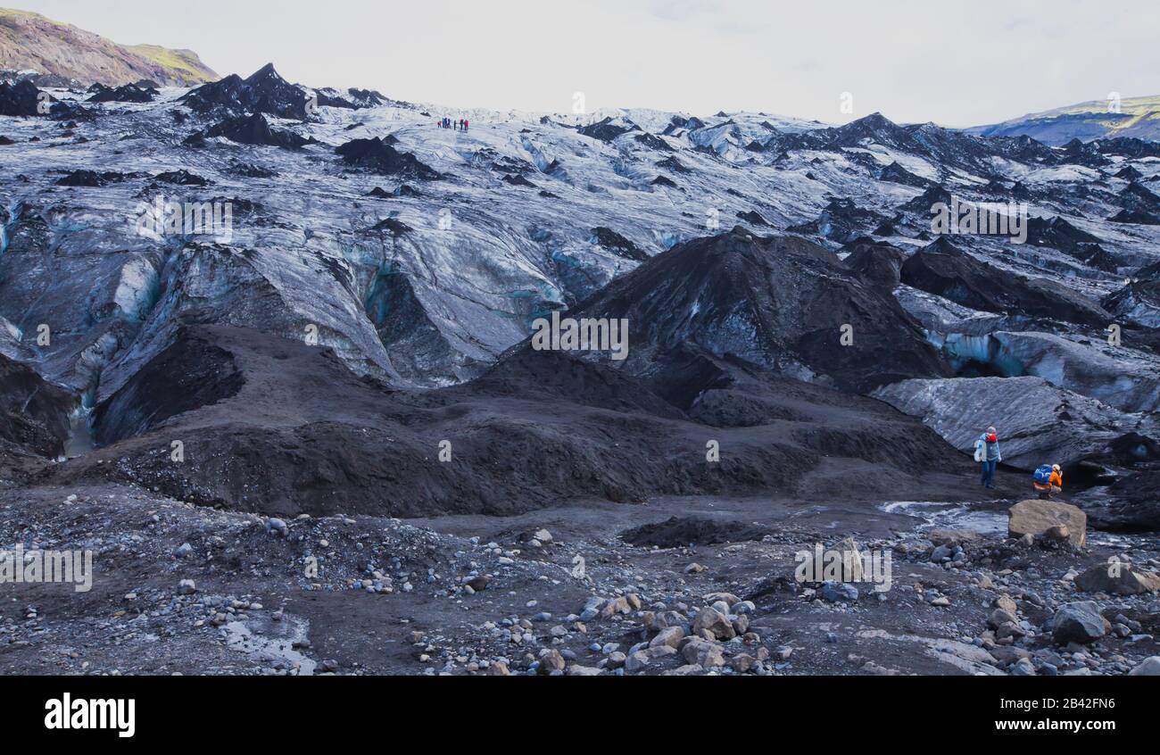 Island-Gletscher mit einer Gruppe von Wanderern, die Touristen wandern, um den berühmten Gletscher in Island zu erkunden Stockfoto