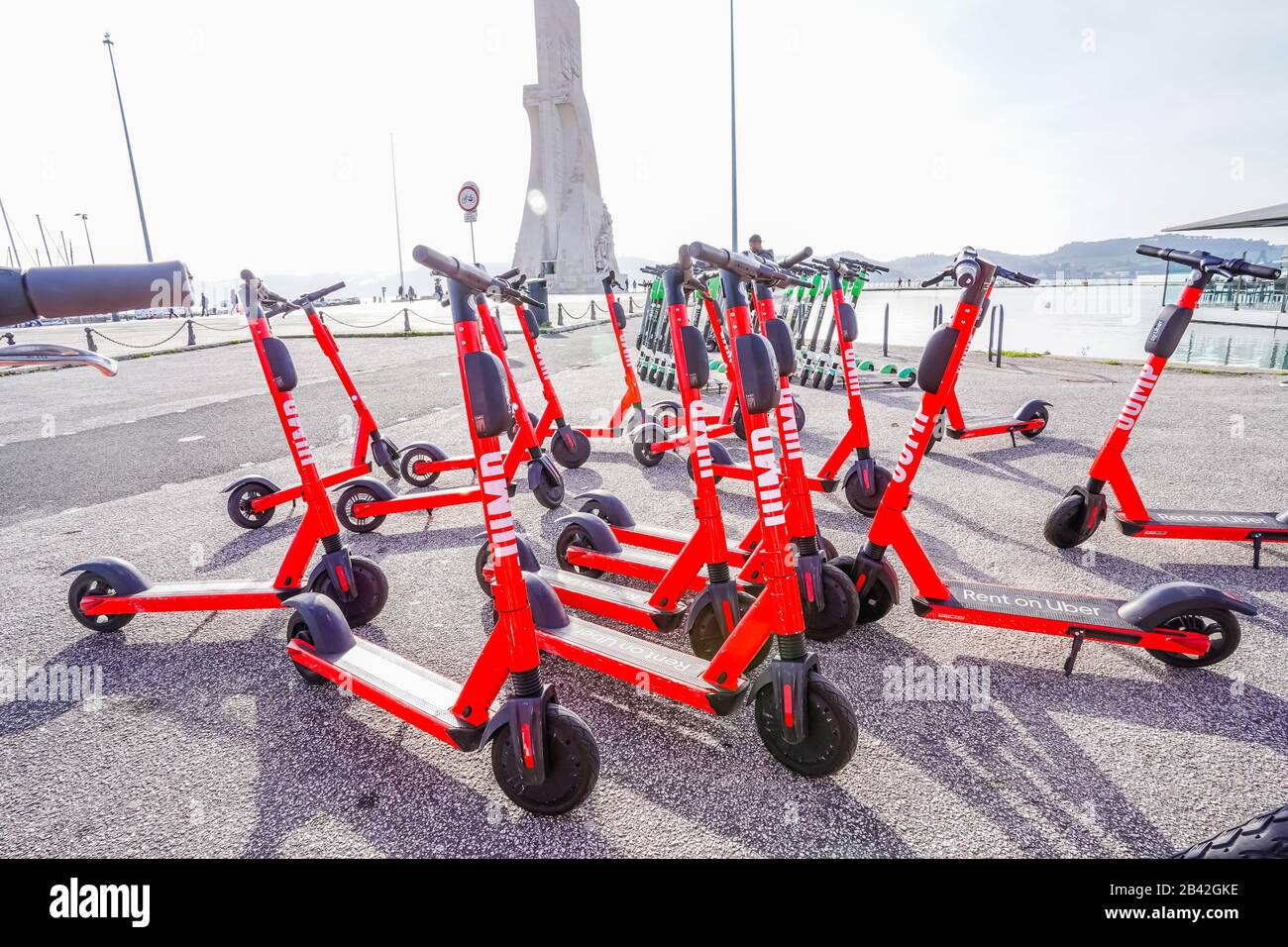 Öffentliche rote Elektro-Roller zur Miete Stockfoto