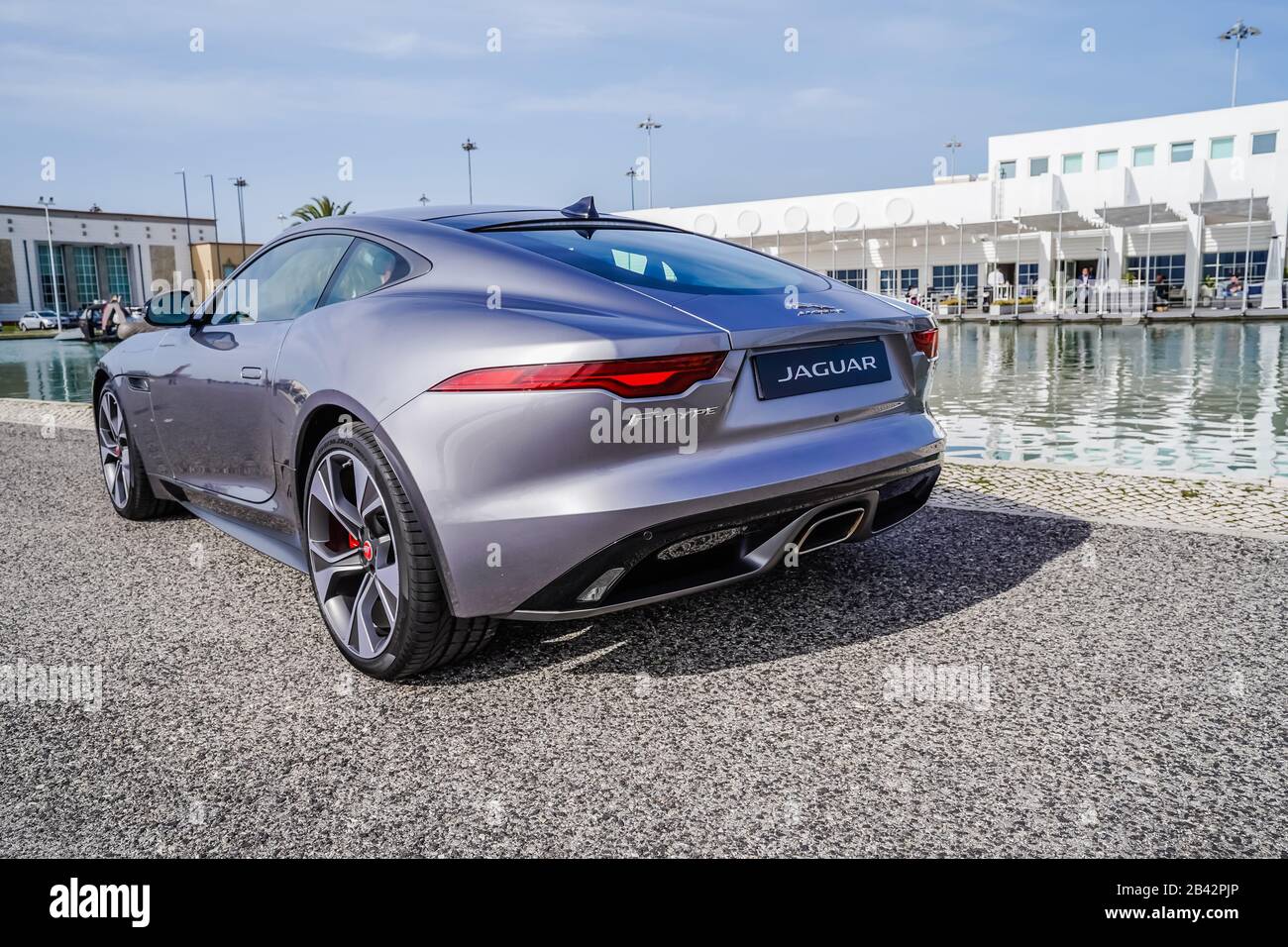 Jaguar F-TYPE Sportwagen, der vor Dem Denkmal "Age of Discovery" in Belem Lissabon Portugal geparkt wurde Stockfoto