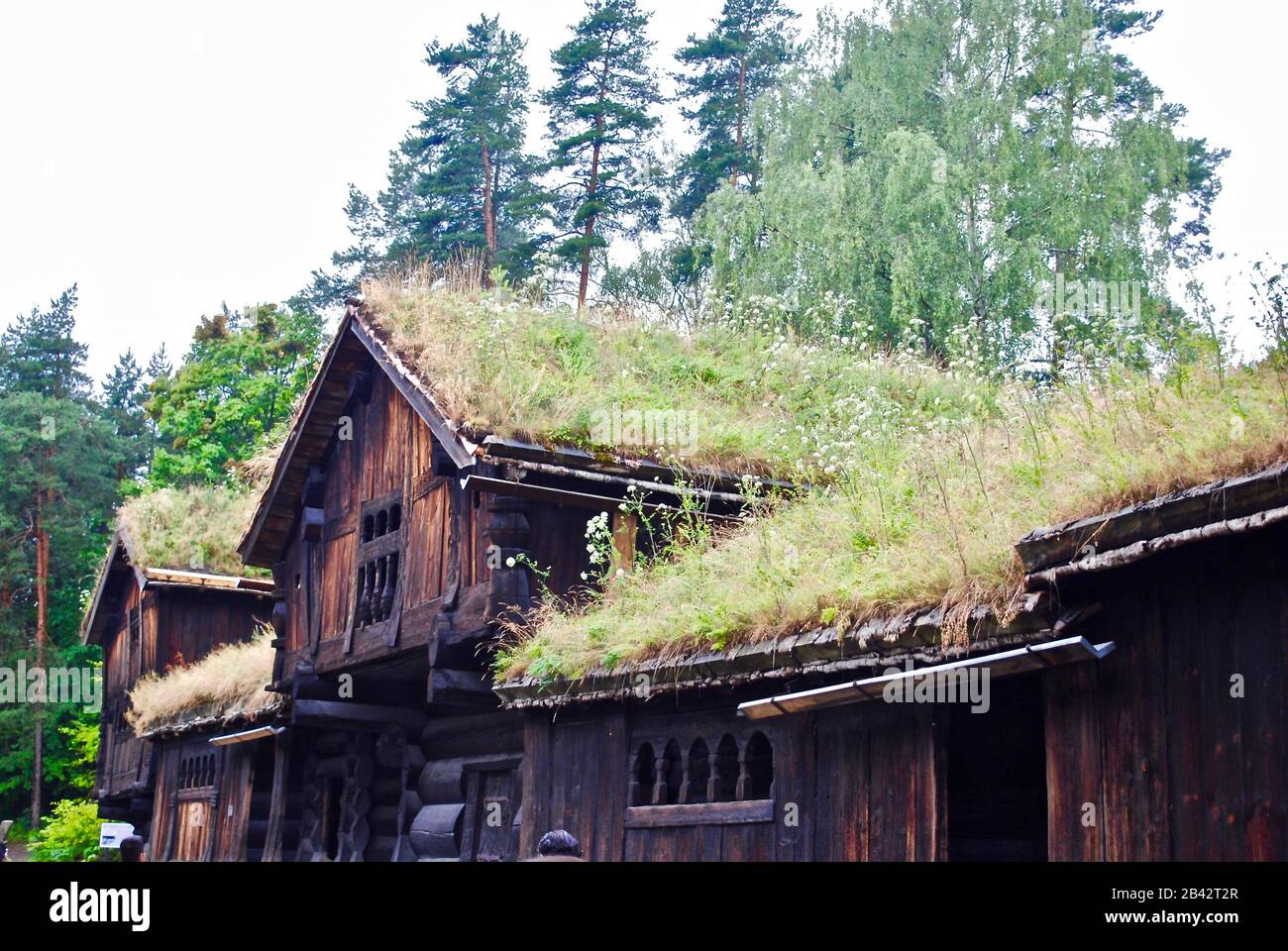 Lagerhaus und Bauernhaus im Norsk Folkemuseum (Folkmuseum) in Oslo, Norwegen, ein Freilichtmuseum mit 160 historischen Gebäuden. Stockfoto