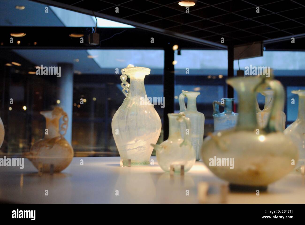 Glasvasen und Urnen im Römisch-Germanischen Museum (RGM, Römisch-Germanisches Museum) sind ein Archäologisches Museum in Köln (Köln) Stockfoto