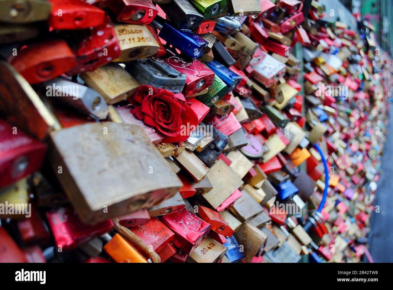 Viele Liebesschlösser hängen an der Rheinbrücke der Stadt Köln (Köln). Paare symbolisieren ihre Liebe, indem sie ein Vorhängeschloss auf der Brücke verriegeln. Stockfoto