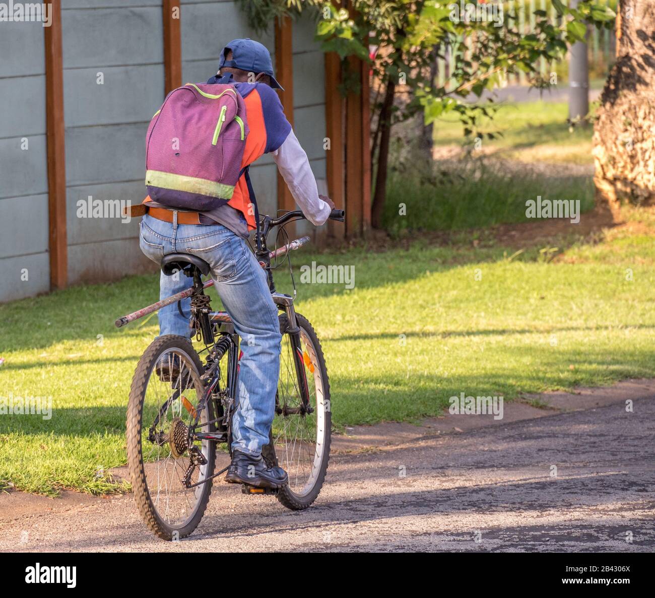 Alberton, Südafrika - Afrikaner auf seinem Fahrrad auf dem Weg, Bilder in horizontalem Format zu bearbeiten Stockfoto