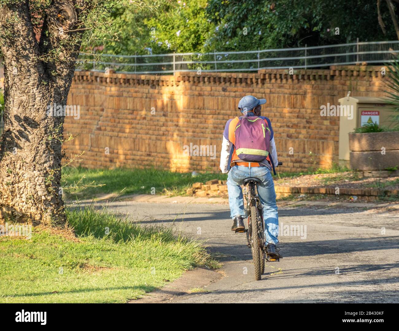 Alberton, Südafrika - Afrikaner auf seinem Fahrrad auf dem Weg, Bilder in horizontalem Format zu bearbeiten Stockfoto