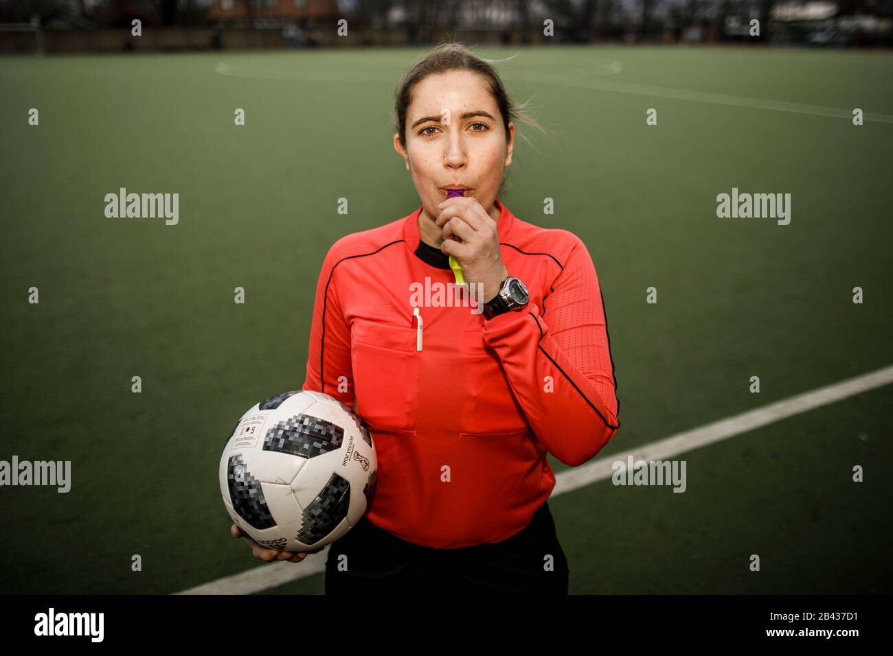 Berlin, Deutschland. März 2020. Laura Messingfeld, Fußballschiedsrichterin, vor Beginn des Fußballspiels zwischen dem FC Internationale und dem SSC teutonia 99 im Stadion "Am Südkreuz". (Zur "Anerkennung wird immer größer" - weibliche Schiedsrichter im Fußball der Männer) Credit: Carsten Koall / dpa / Alamy Live News Stockfoto