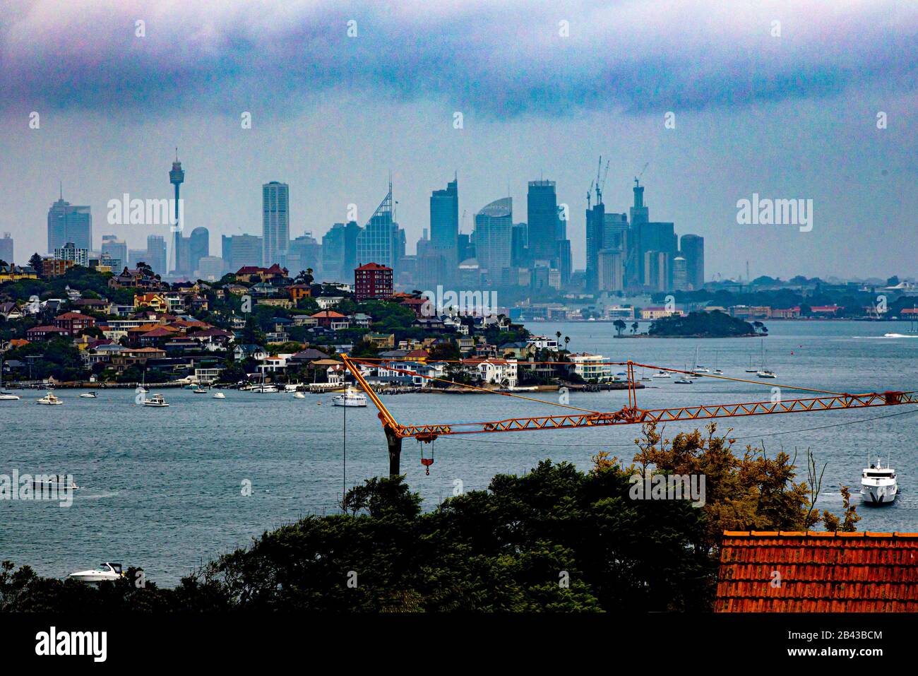 Dramatische HafenSkyline von Vaucluse mit Shark Island an einem stürmischen Nachmittag in Sydney, der Hauptstadt von New South Wales in Australien Stockfoto