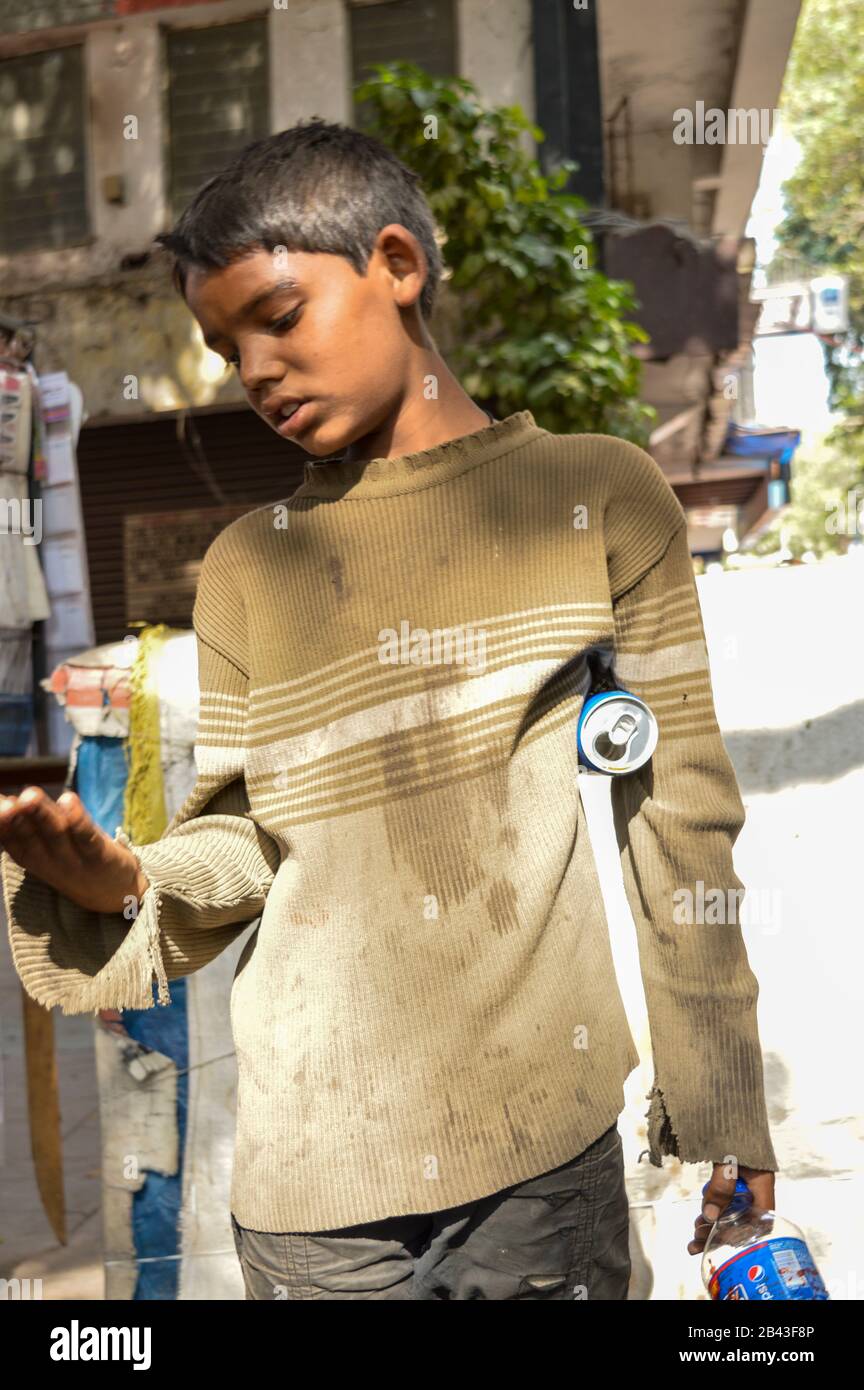 Ein indischer Bettler bittet um Geld für den Kauf von Lebensmitteln. Stockfoto