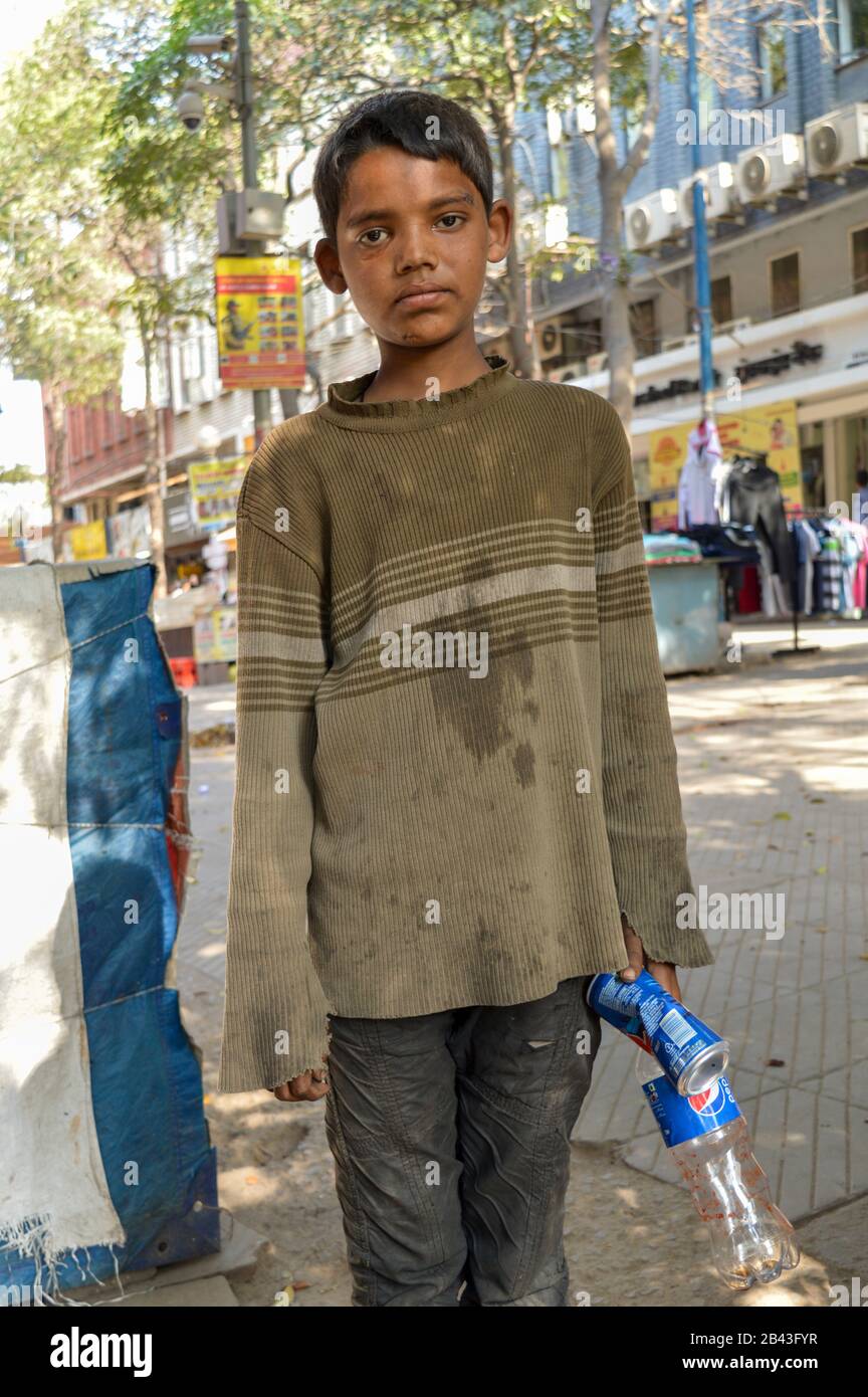 Ein indischer Bettler bittet um Geld für den Kauf von Lebensmitteln. Stockfoto