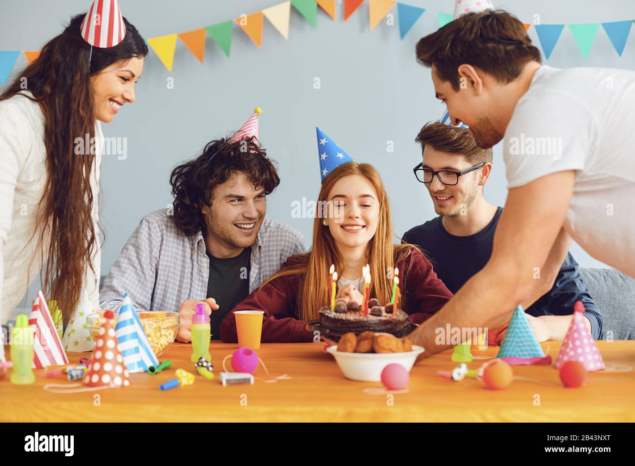 Alles gute Zum Geburtstag. Eine Gruppe von Freunden mit Kuchen wünscht dem Mädchen einen schönen Geburtstag Stockfoto