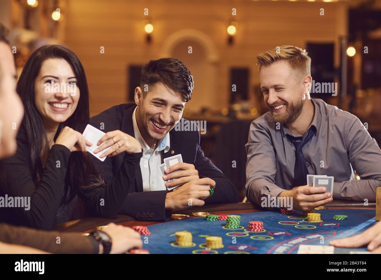 Eine Gruppe wohlhabender Jugendlicher spielt in einem Casino. Stockfoto