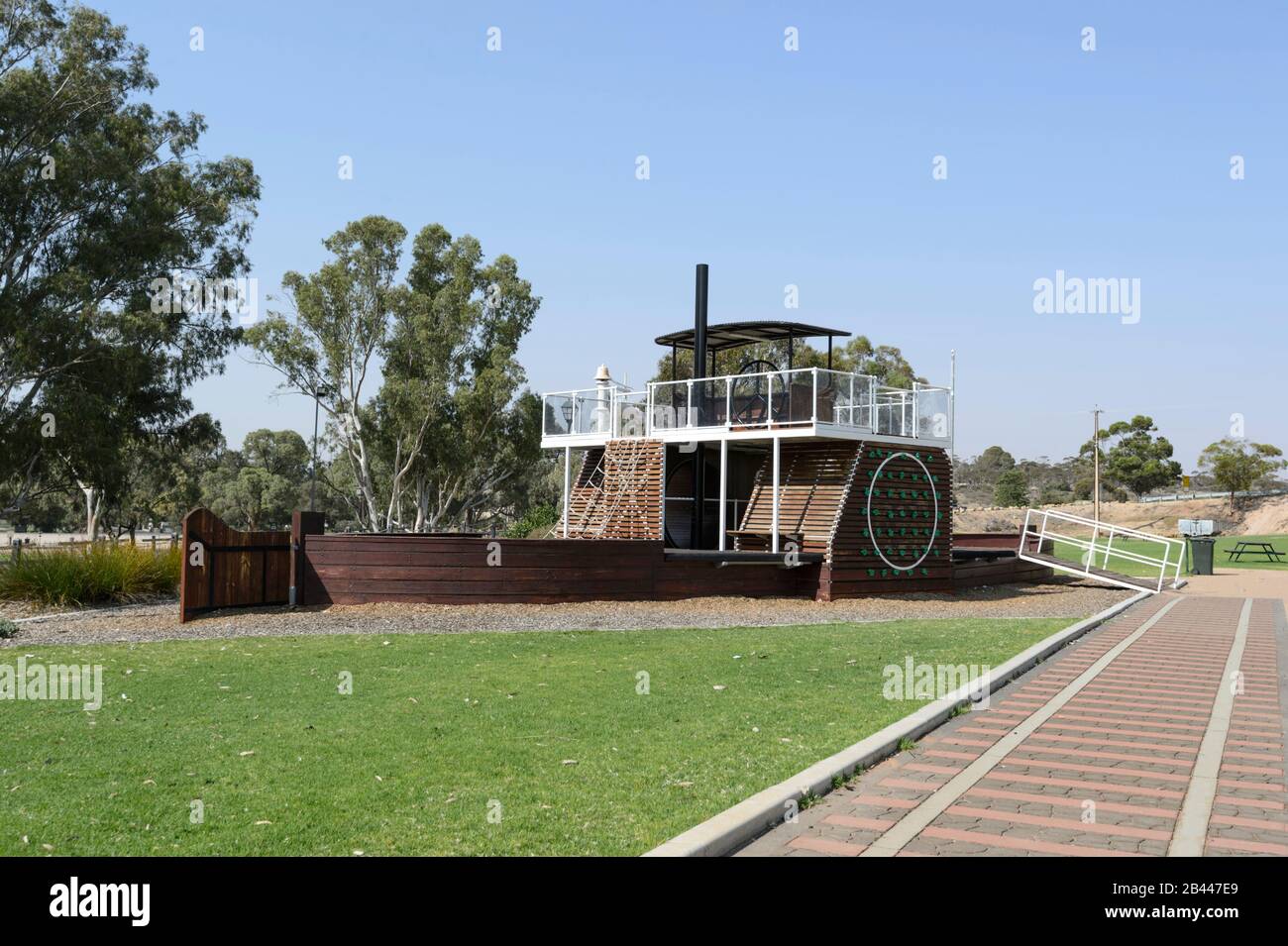 Kinderspielplatz mit Paddeldampfer, Morgan, South Australia, SA, Australien Stockfoto