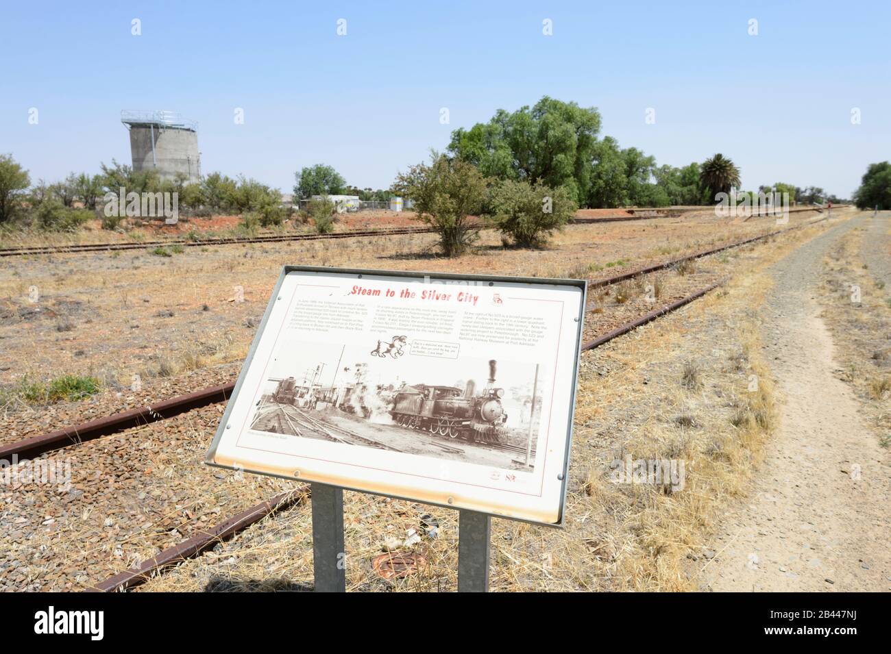 Touristeninformationsfeld an der alten historischen Eisenbahnlinie und am Bahnhof in Terowie, South Australia, SA, Australien Stockfoto
