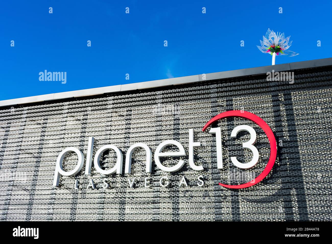 Planet 13-Zeichen auf dem größten Cannabisspender der Welt, in dem Marihuana zum Freizeit- oder medizinischen Gebrauch verkauft wird. Das Geschäft wird von der Planet 13 Holding betrieben Stockfoto