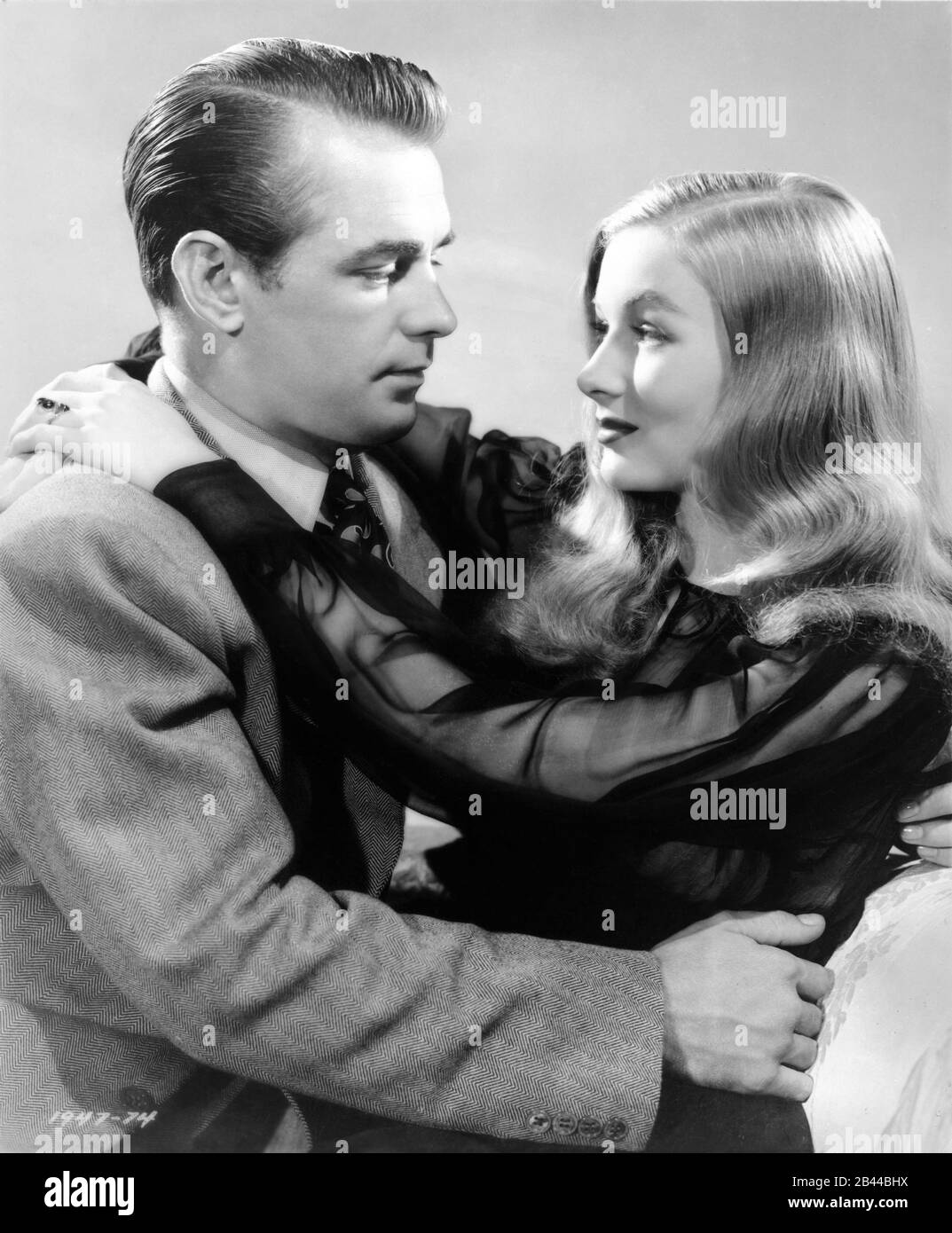 Alan LADD und VERONICA LAKE Stellten Publicity Portrait für DEN REGISSEUR STUART HEISLER AUS DEM Jahr 1942 auf der Grundlage des Romans von DASHIELL HAMMETT Kostümdesignerin EDITH HEAD Paramount Pictures dar Stockfoto