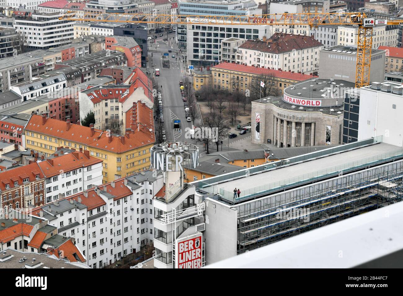 Berlin Deutschland Marz Das Ehemalige Gebaude Des Berliner Verlages Vorderseite Aus Dem Hotel Park Inn
