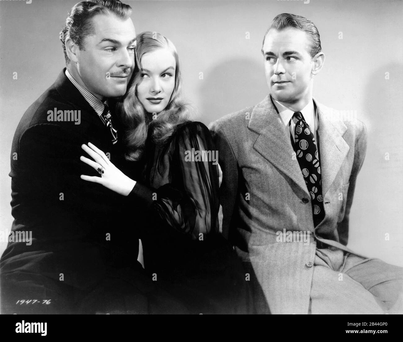 Brian Donlevy VERONICA LAKE und ALAN LADD Posierten Publicity Portrait für DEN REGISSEUR STUART HEISLER AUS DEM Jahr 1942, der auf dem Roman von DASHIELL HAMMETT Kostümdesignerin EDITH HEAD Paramount Pictures basiert Stockfoto