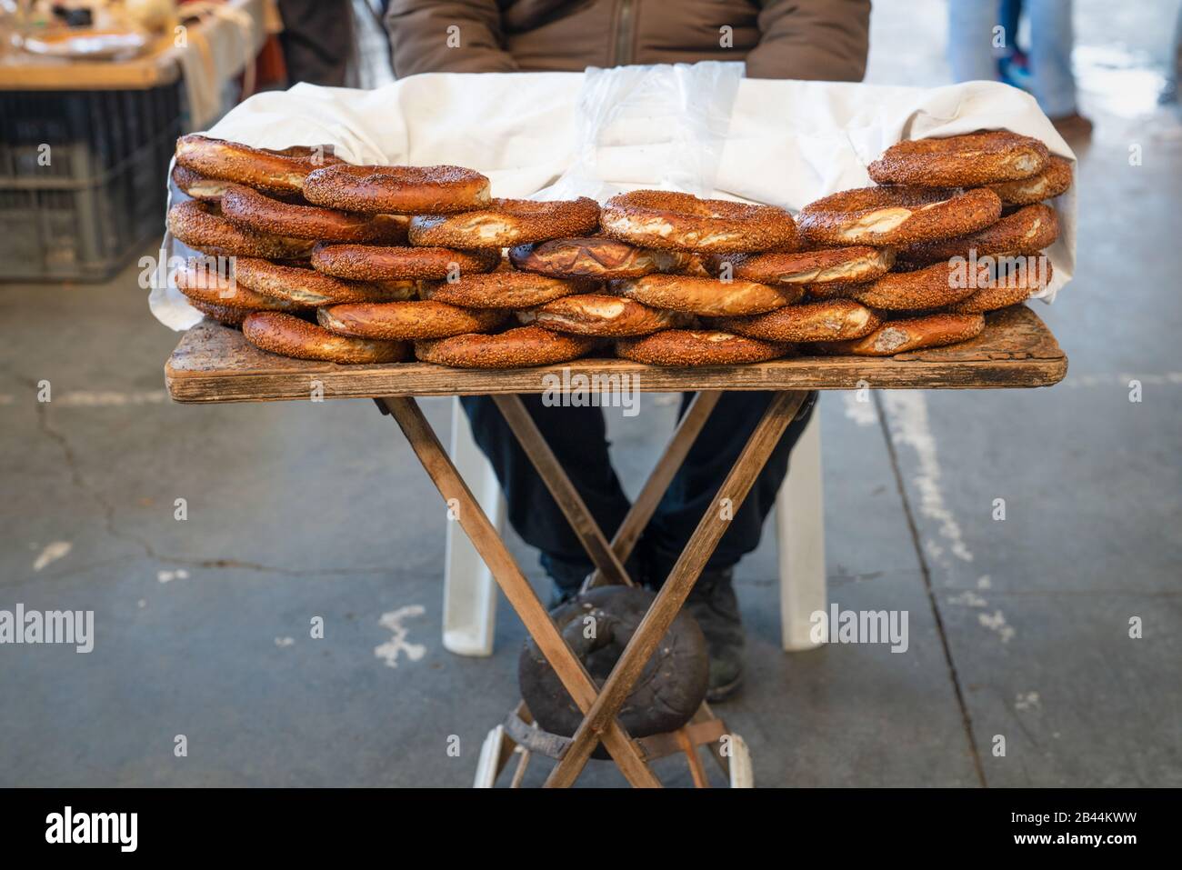 Sesambagel auf dem Straßenmarkt, Türkei. Stockfoto