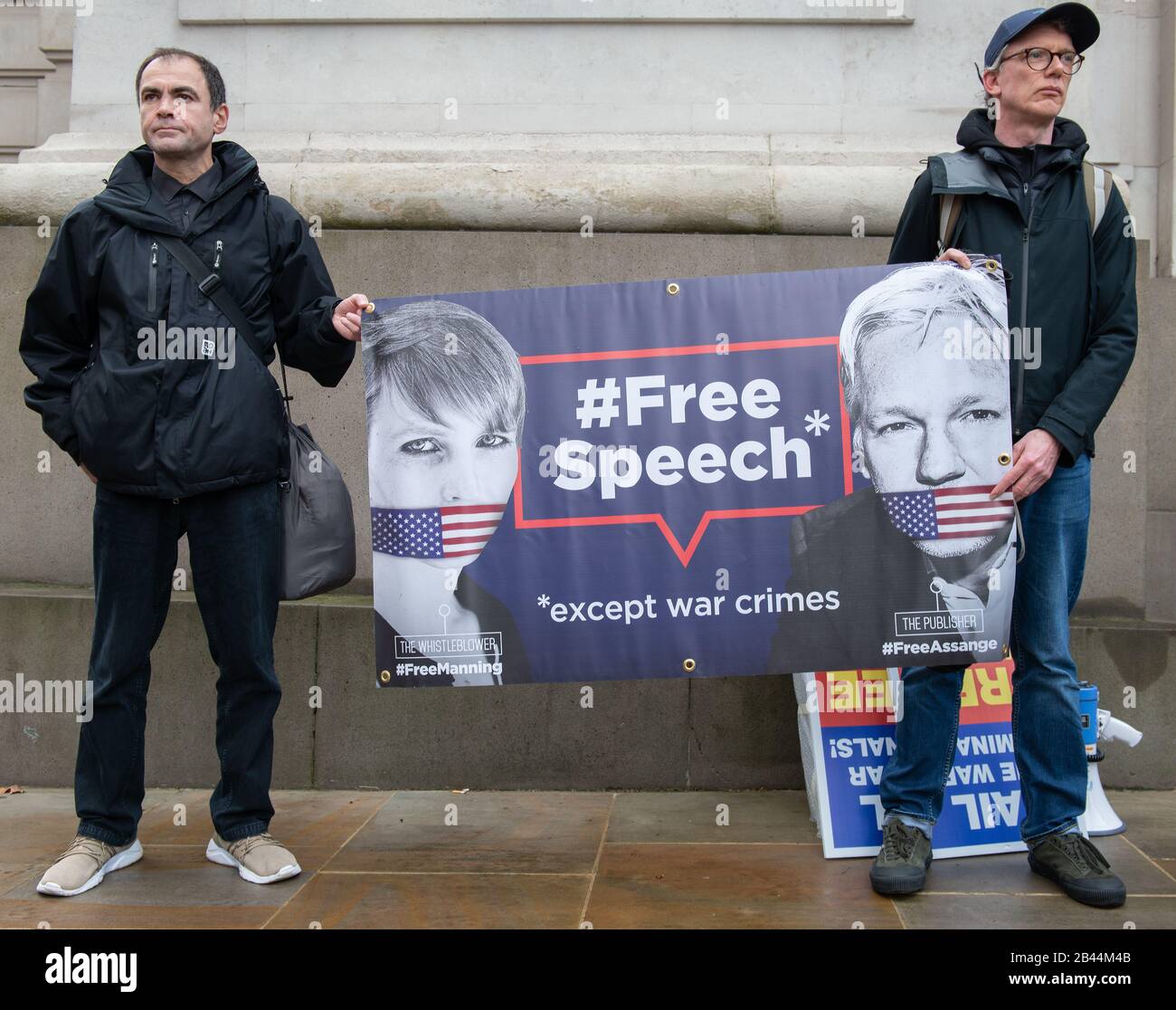 Demonstranten mit Bannern bei der Nicht Ausliefernden Assange Kundgebung in The Strand aus Protest gegen die Auslieferung von WikiLeaks-Gründer Julian Assange in die USA. Stockfoto