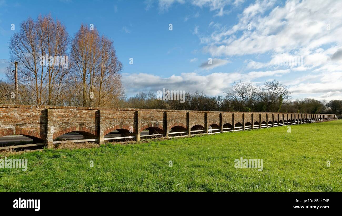 Maud Heath's Causeway, Kellaway, Chippenham, Wiltshire, UK Grade II zählte den Umbau des Causeway von 1812 über den Fluss Avon flo im 20. Jahrhundert auf Stockfoto