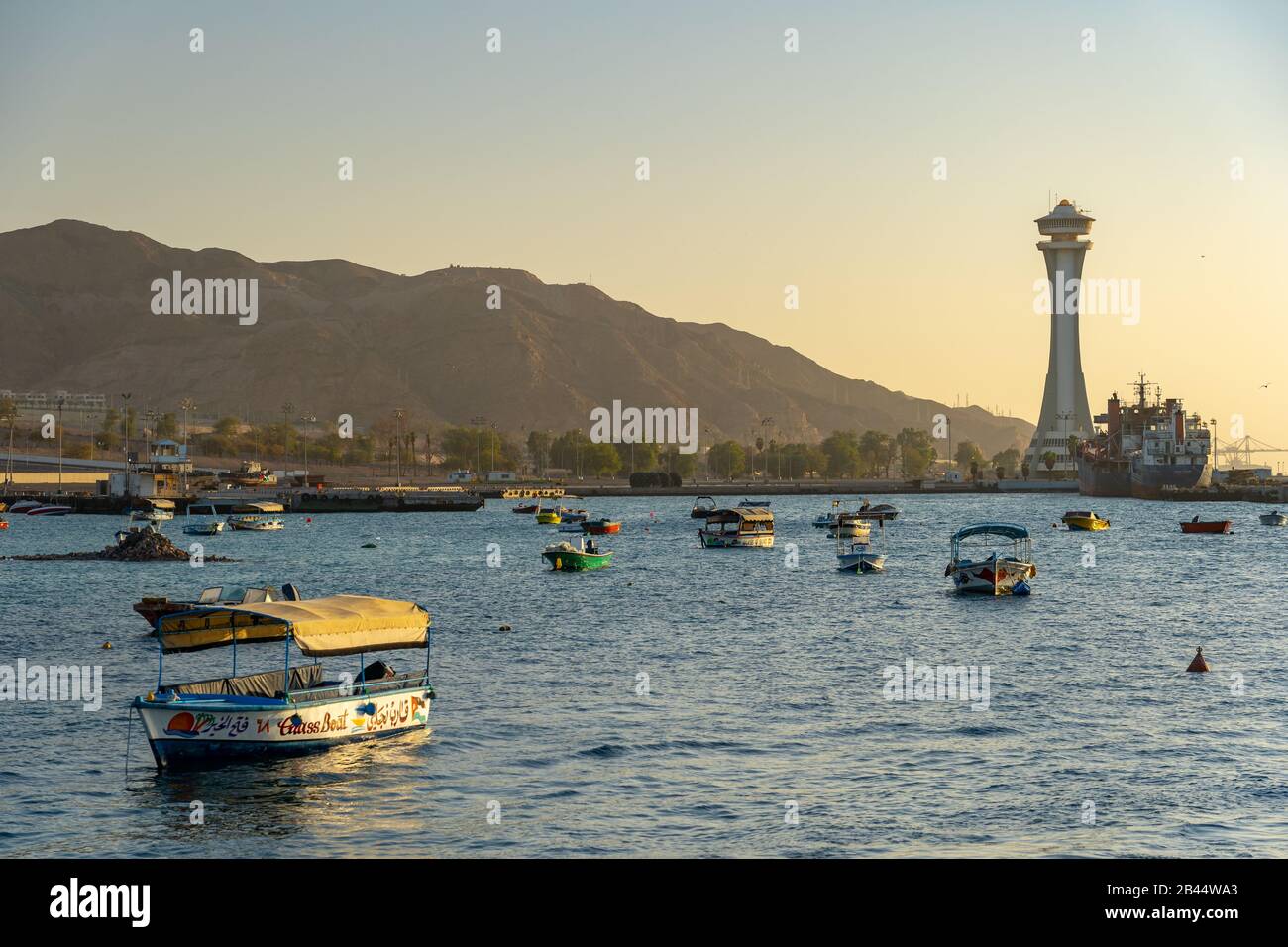 Aqaba, Jordanien - EINE Hafenstadt am Golf von Akaba am Roten Meer, beliebt  zum Schnorcheln und Tauchen Stockfotografie - Alamy