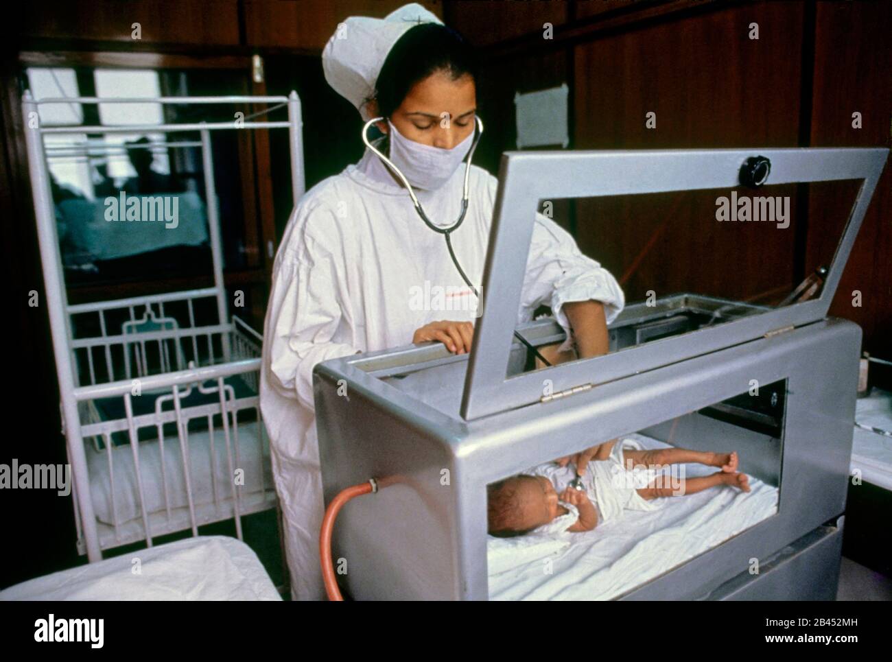 Sicherer, kontrollierter Raum für die Säuglingsschwester im Inkubator Stockfoto