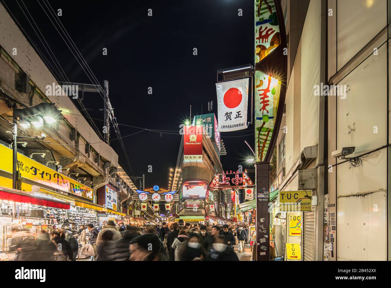 Tokio, japan - 02. januar 2020: Menge von Touristen, die nachts auf der Ameyoko-Einkaufsstraße am Uechun-Tor spazieren gehen Stockfoto