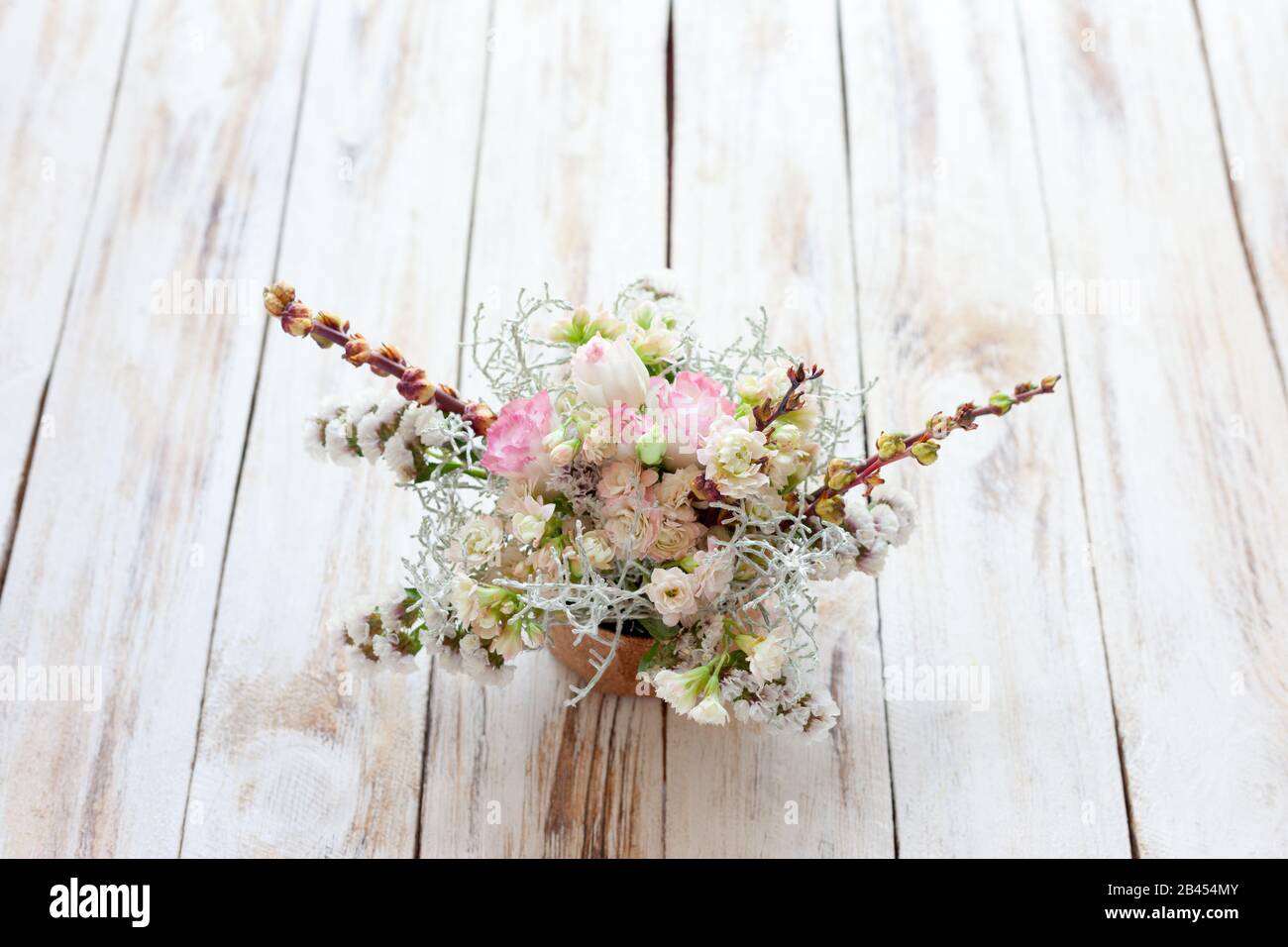 Blumenstrauß auf einem alten hellen schäbigen, schicken Holzhintergrund. Platz für Text. Stockfoto