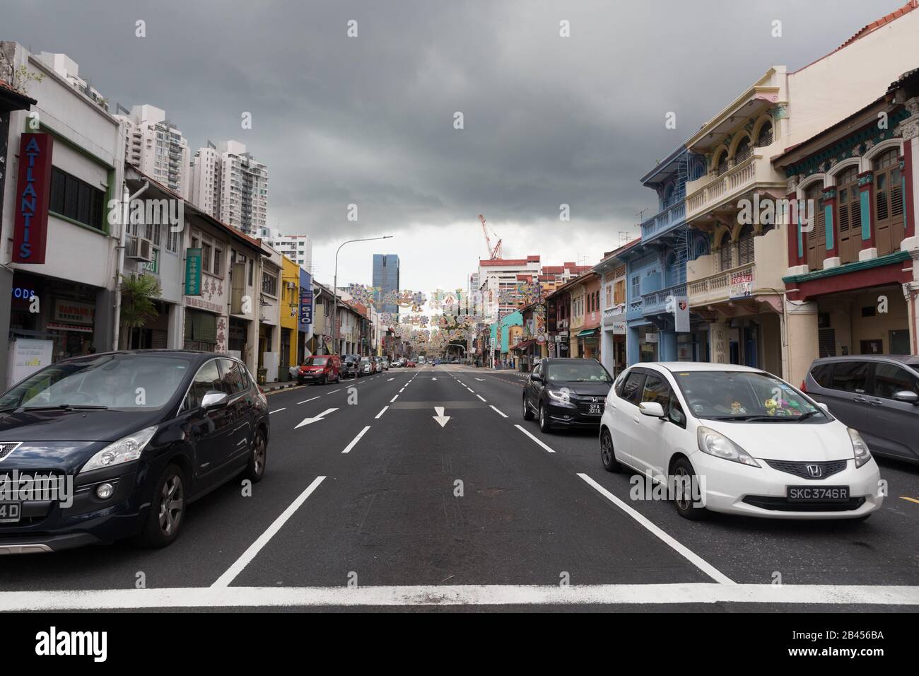 Autos fahren auf einer Straße in Little India, Singapur Stockfoto