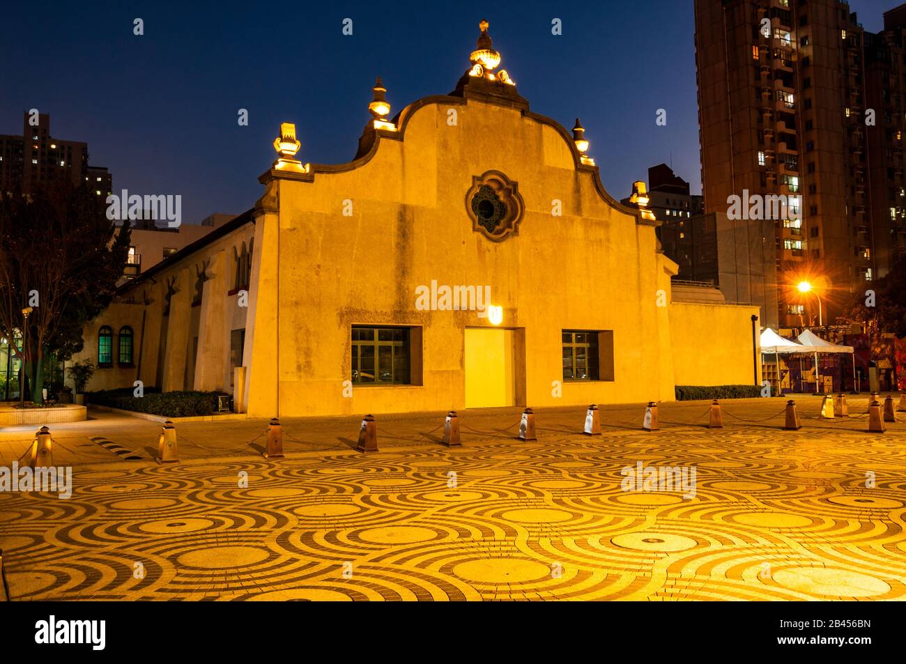 Das Columbia Circle F&B-Ziel in Shanghai in der Abenddämmerung. Es war der früher amerikanisch frequentierte Columbia Country Club. Stockfoto