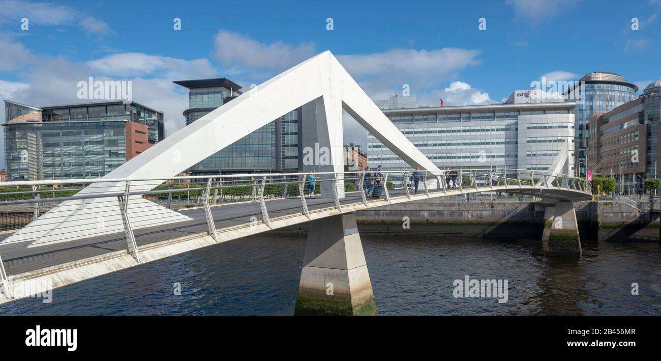 Tradeston Bridge, auch bekannt als Squiggly Bridge, eine Fußgängerbrücke, über den Fluss Clyde von Tradeston zum Glasgower Finanzviertel Stockfoto