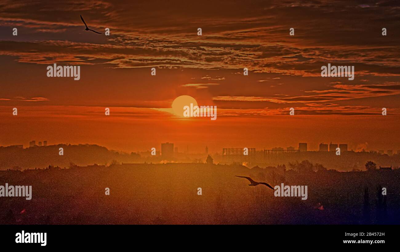 Glasgow, Schottland, Großbritannien, 6. März 2020: Großbritannien Wetter: Sonniger Frühlingstag sah die Sonne im Morgengrauen über dem Westende der Stadt. Copywrite Gerard Ferry/Alamy Live News Stockfoto