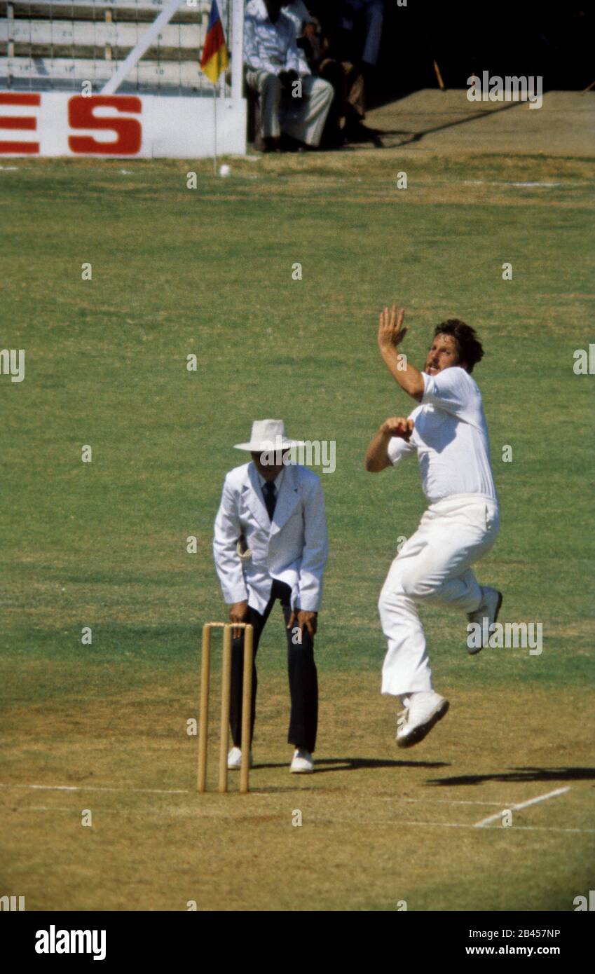 Ian Botham, der im Testspiel Bowling macht, bombay mumbai, maharashtra, Indien, Asien Stockfoto