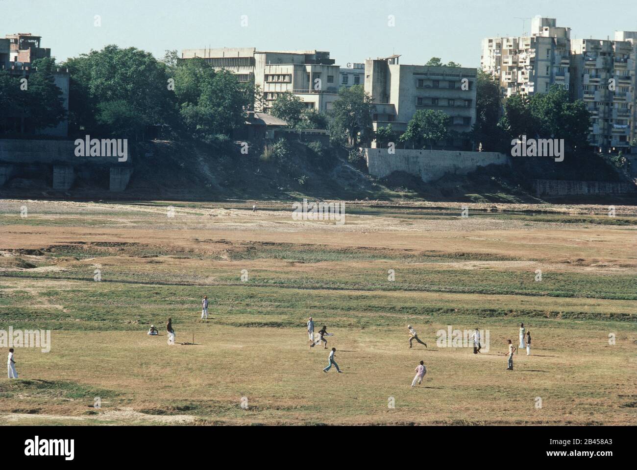 Jungen spielen Cricket, Sabarmati Flussbett, Ahmedabad, Gujarat, Indien, Asien Stockfoto