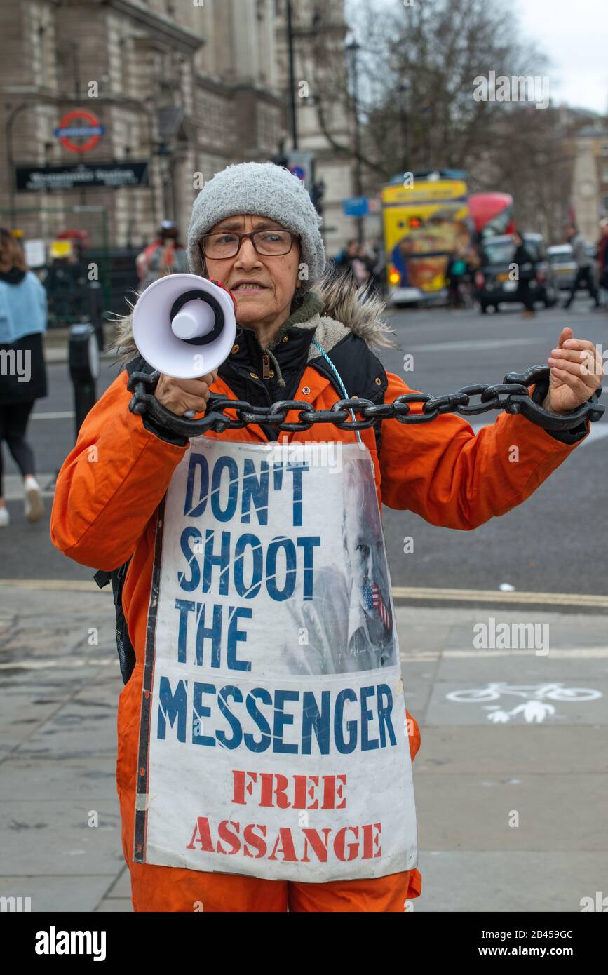 Protegieren Sie mit Megafon bei der Nicht Ausliefernden Assang-Kundgebung in London aus Protest gegen die Auslieferung von WikiLeaks-Gründer Julian Assange in die USA. Stockfoto