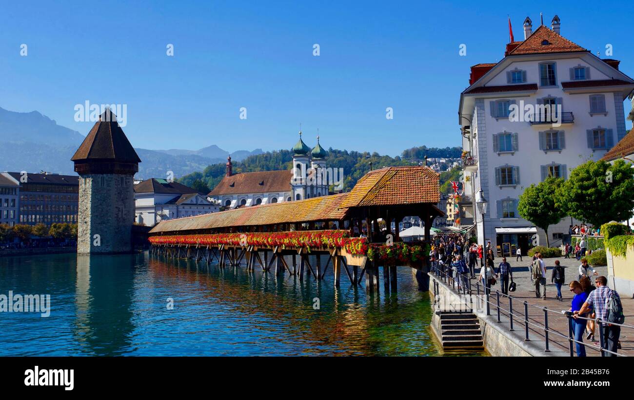 Blick auf den Fluss Reuss, die Kapellenbrücke und Den Wasserturm, Lucerne, Schweiz. Stockfoto