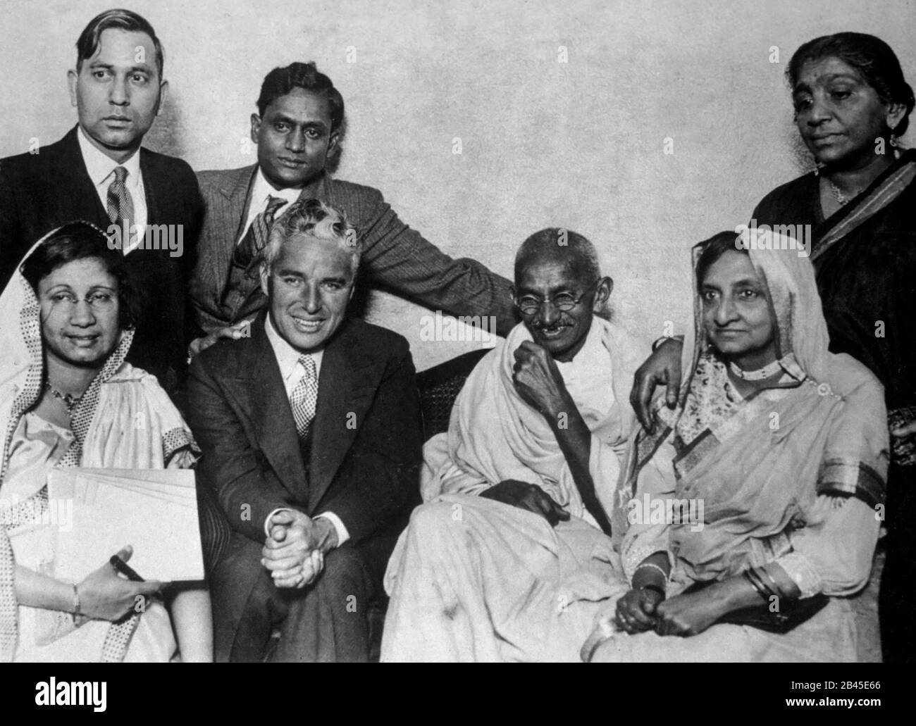Mahatma gandhi mit charles chaplin und anderen in london, 1931 Stockfoto