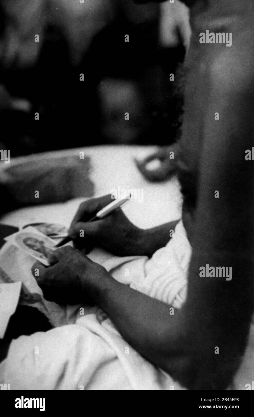 Mahatma Gandhi Signing Photograph, Indien, Asien, 1930er Jahre, altes Vintage 1900er Bild Stockfoto