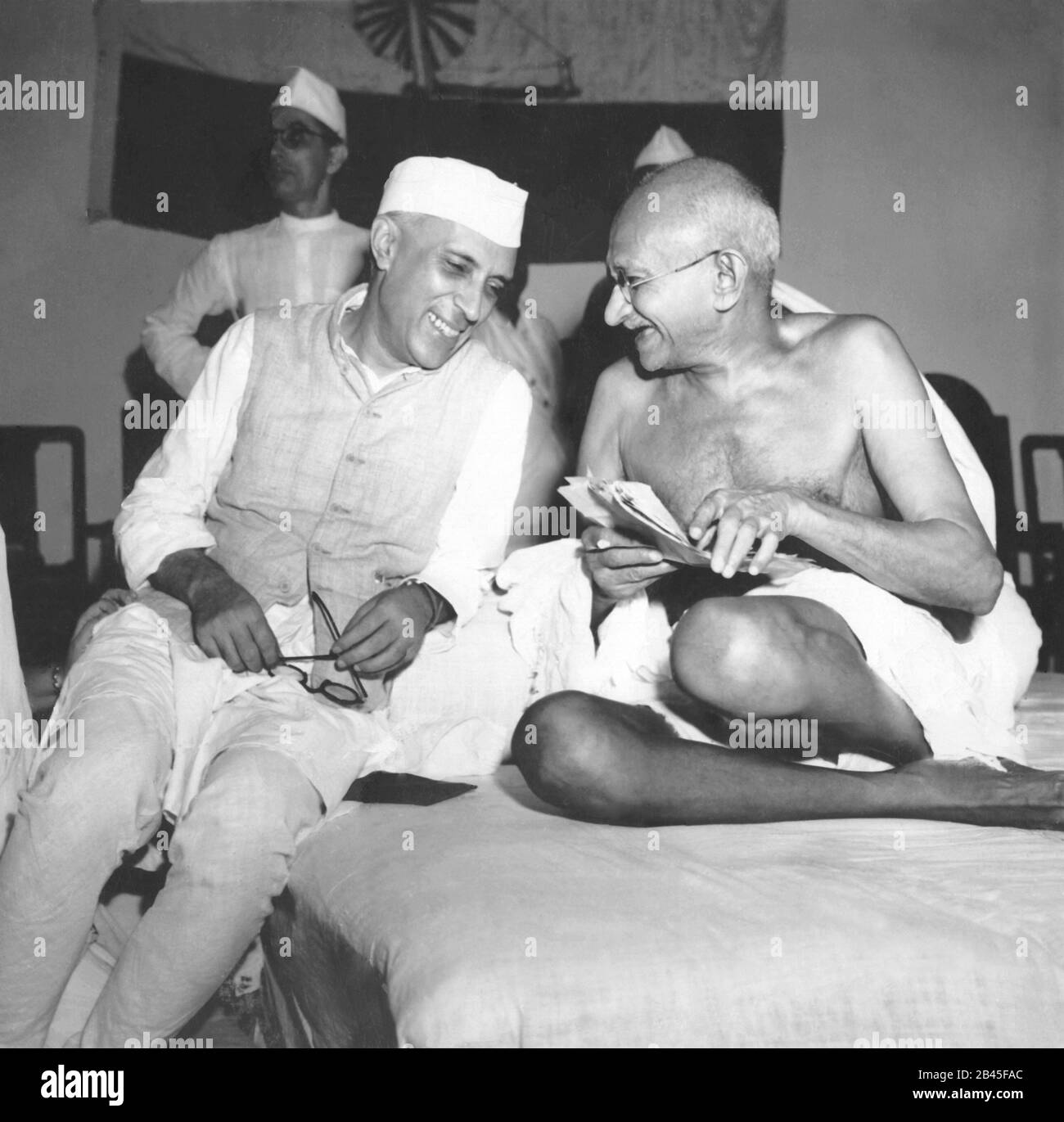 Jawaharlal Nehru teilt einen Witz mit Mahatma Gandhi, Bombay, Mumbai, Maharashtra, Indien, Asien, 6. Juli 1946, altes Bild des Jahrgangs 1900s Stockfoto