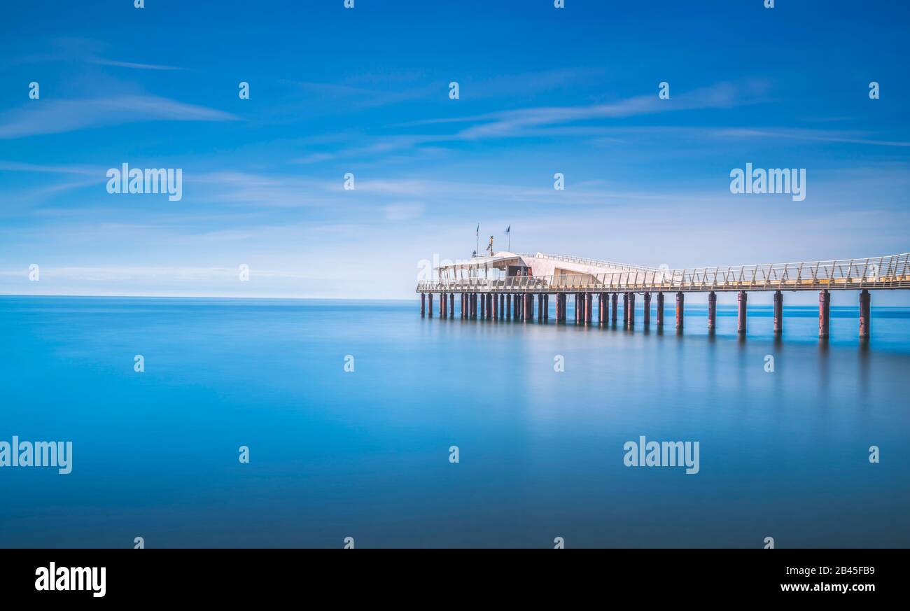 Moderne Steel Pier oder Steg, der Strand und das Meer. Lido Camaiore, Versilia, Toskana, Italien, Europa Stockfoto