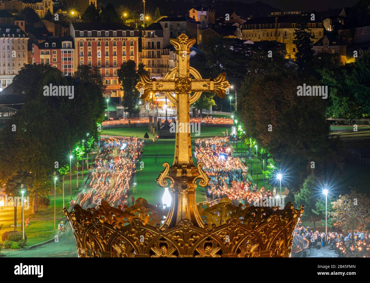 Lourdes, FRANKREICH - 14. SEPTEMBER 2019: Kreuz vor dem Kerzenzug, jede Nacht in Lourdes, Frankreich Stockfoto