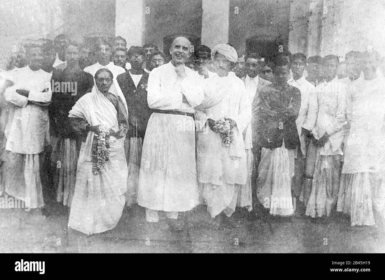 Mahatma Gandhi und Kasturba Gandhi heißen die Priester nach ihrer Rückkehr aus Südafrika nach Indien willkommen, 1915, altes altes Bild aus dem Jahr 1900er Stockfoto