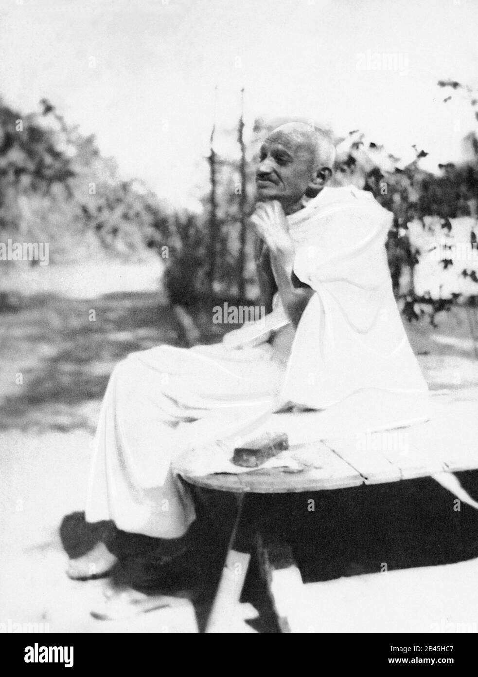 Mahatma Gandhi Rasur ohne Spiegel, Sabarmati Ashram, Ahmedabad, Gujarat, Indien, Asien, 1921 , alter Jahrgang 1900s Bild Stockfoto
