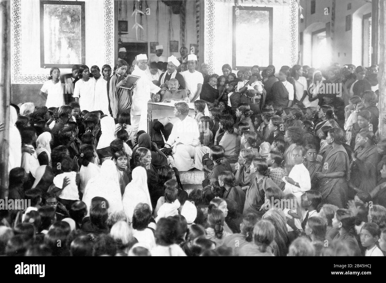 Mahatma Gandhi im Gespräch bei Treffen der Frauen, Madras, Chennai, Tamil Nadu, Indien, Asien, September 1921, altes Bild des Jahrgangs 1900s Stockfoto