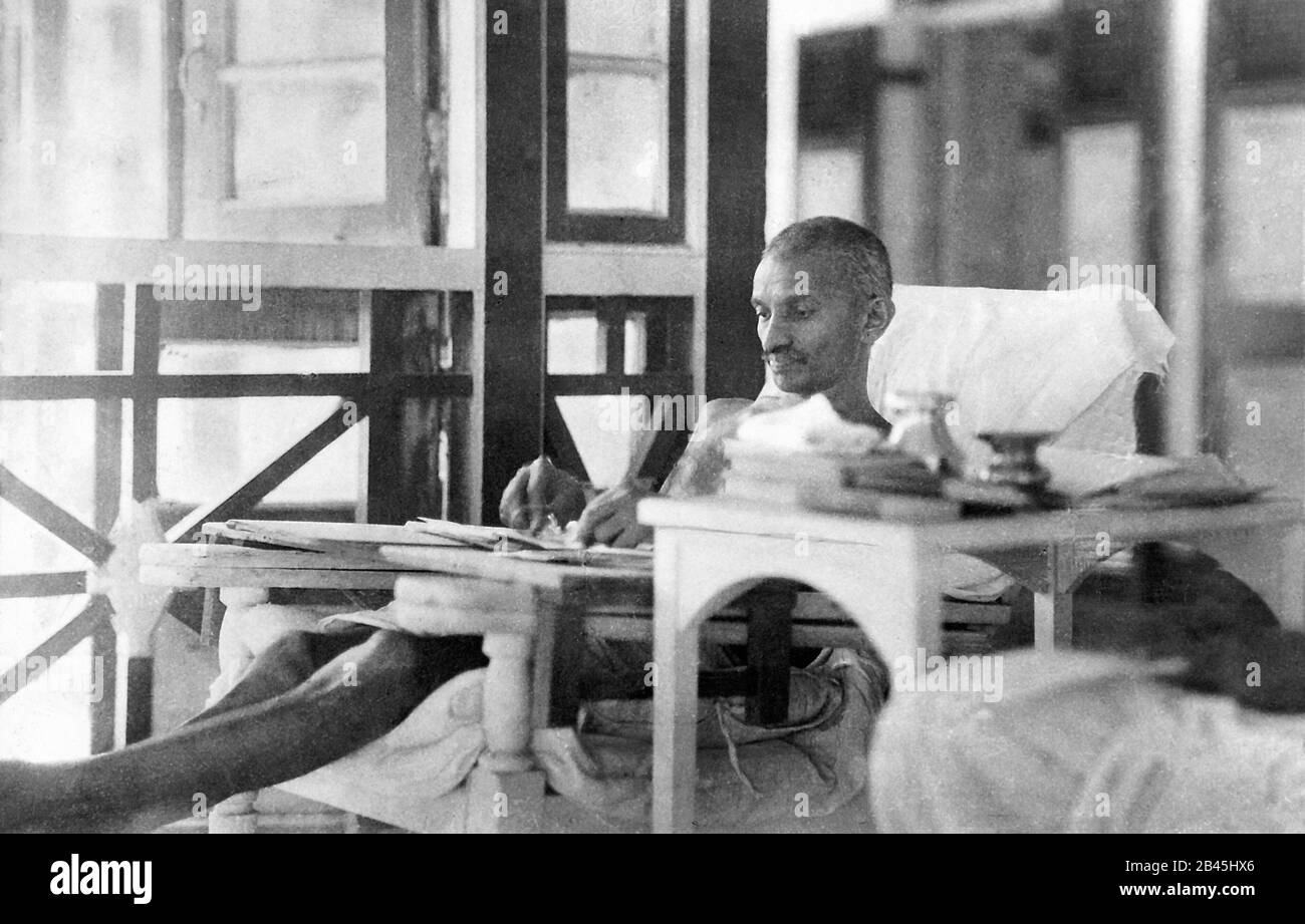 Mahatma Gandhi erholt sich am Juhu Beach, Bombay, Mumbai, Maharashtra, Indien, Asien, März 1924, alter Jahrgang 1900s Bild Stockfoto