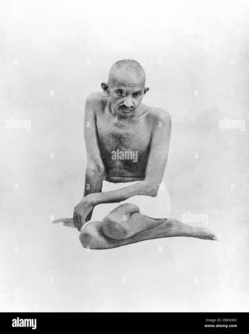 Mahatma Gandhi sitzt auf weißem Blatt, Indien, 1924, altes Bild des Jahrgangs 1900er Stockfoto